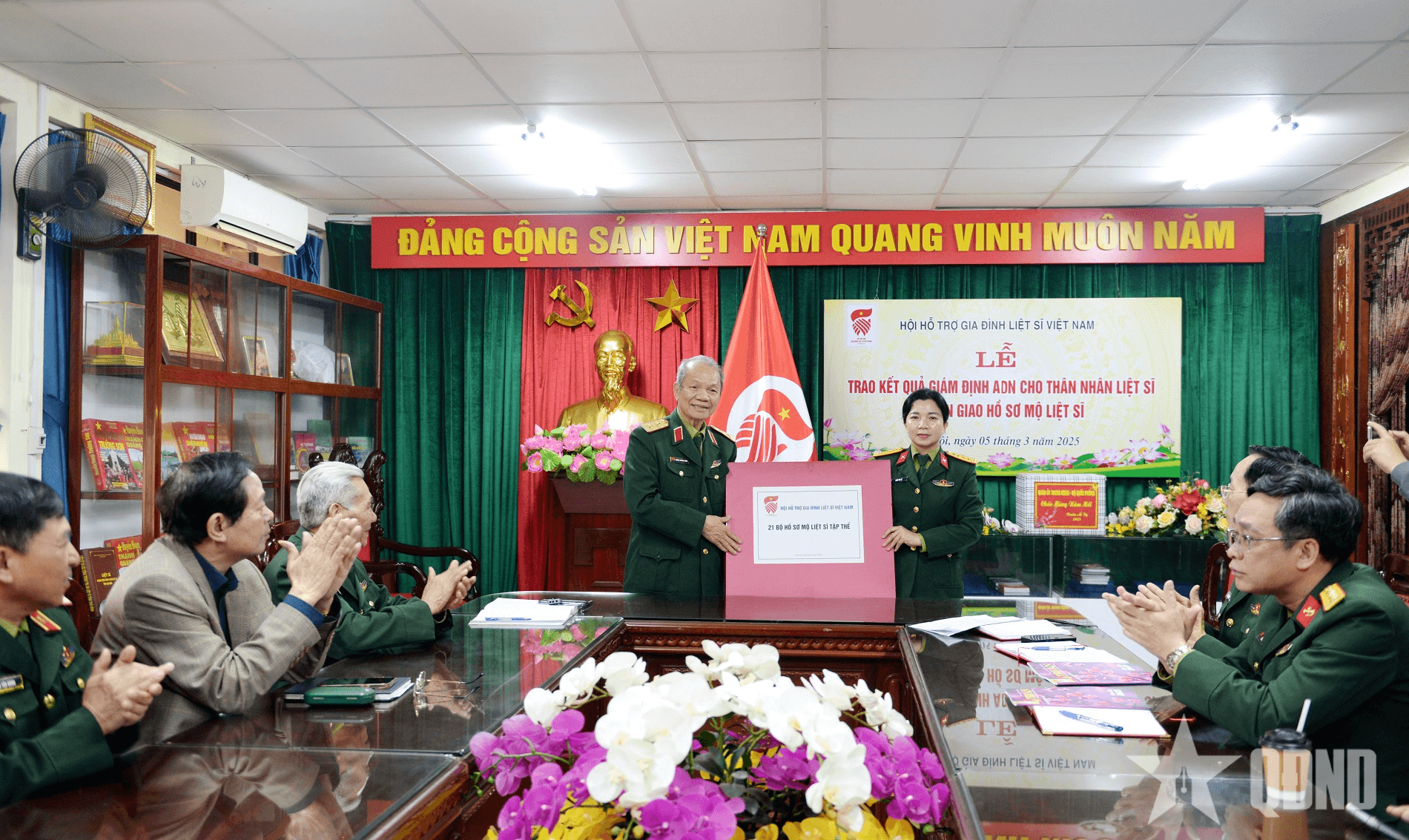 Bàn giao kết quả giám định gene xác định danh tính liệt sĩ