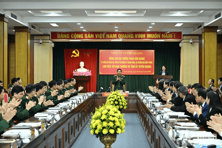 Đại tướng Phan Văn Giang làm việc với Ban Thường vụ Tỉnh ủy Tuyên Quang