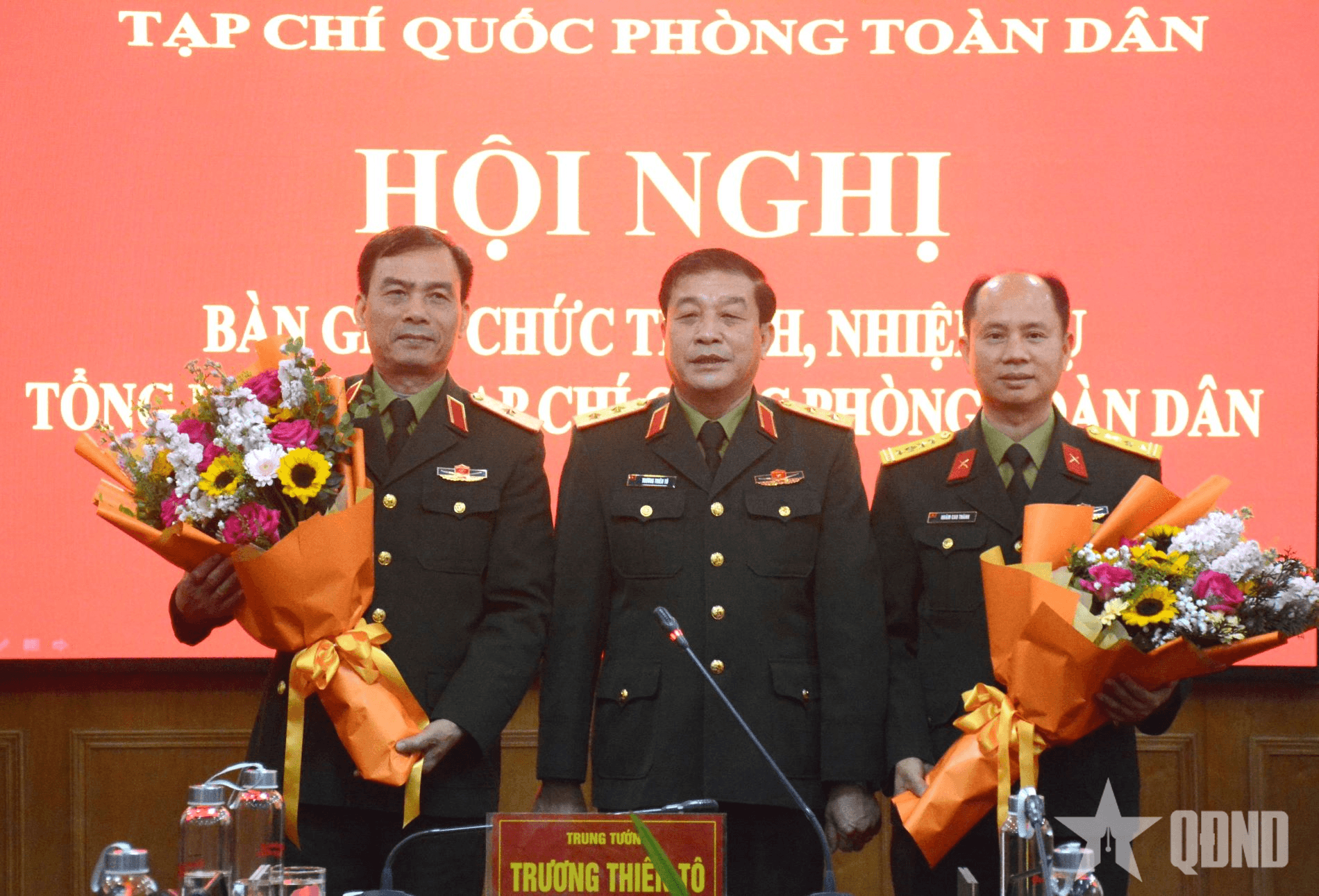 Bàn giao chức trách, nhiệm vụ Tổng biên tập Tạp chí Quốc phòng toàn dân