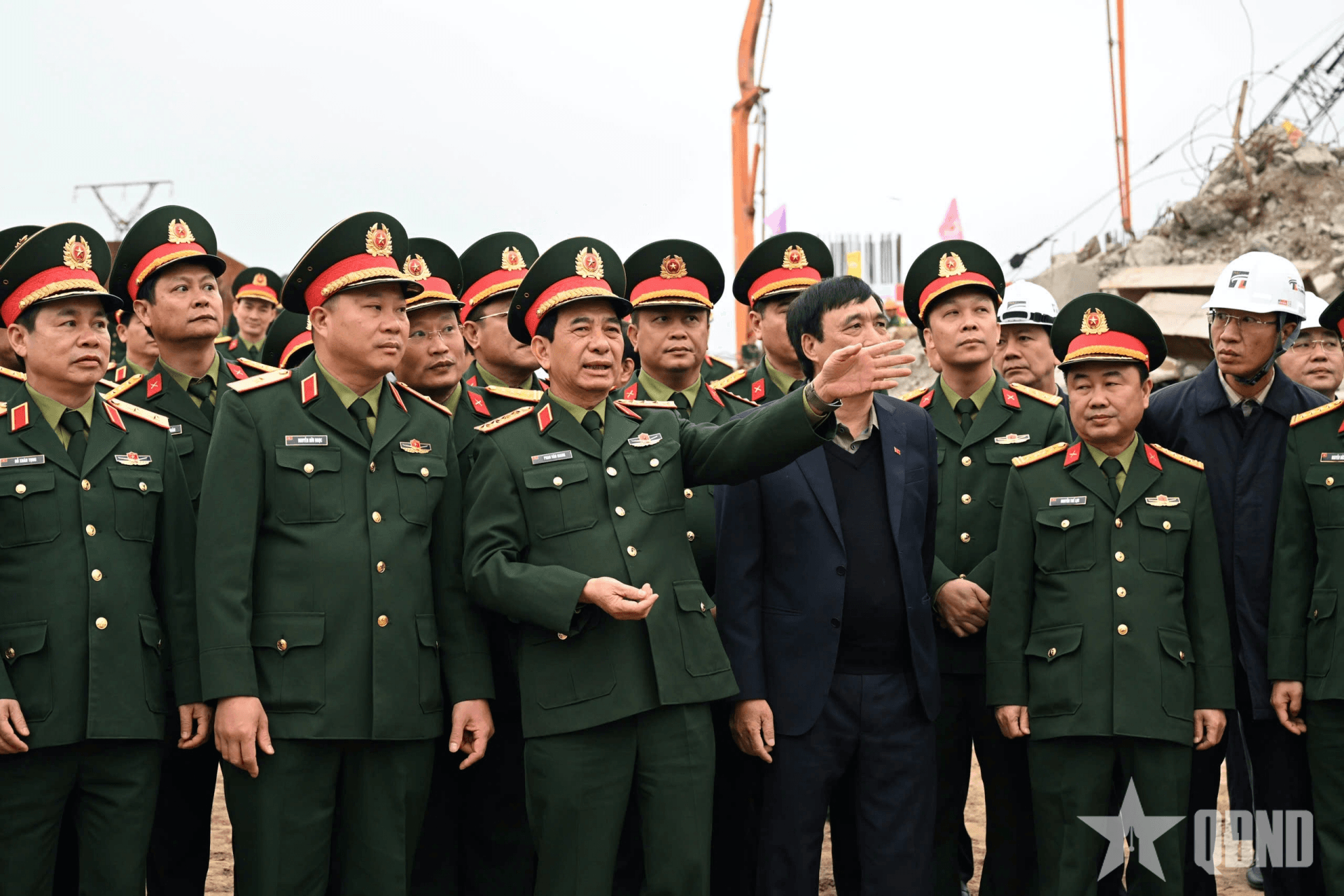 Đại tướng Phan Văn Giang thăm, động viên các lực lượng thi công cầu Phong Châu