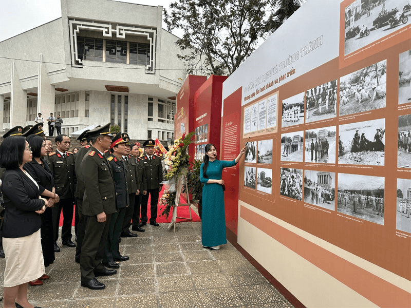 Triển lãm 300 bức ảnh chủ đề “Trung đoàn 375 - 50 năm trung hiếu bên Người"