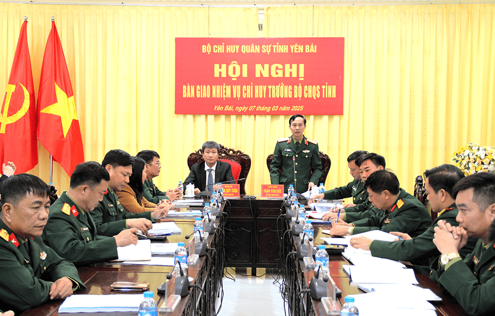 Bàn giao nhiệm vụ Chỉ huy trưởng Bộ CHQS tỉnh Yên Bái