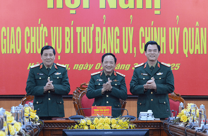 ​Bàn giao chức vụ Bí thư Đảng ủy, Chính ủy Quân khu 3