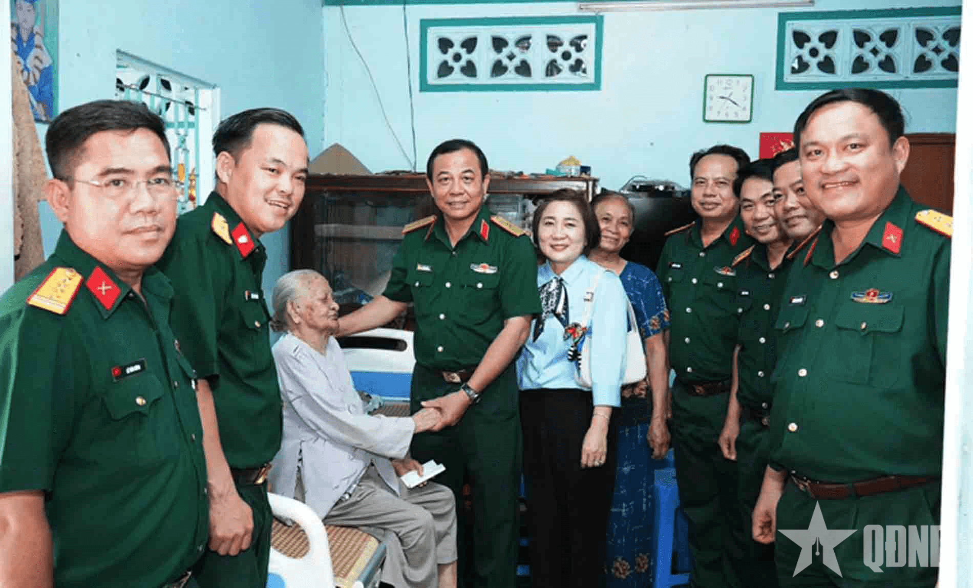 Bộ tư lệnh TP Hồ Chí Minh thăm, tặng quà các Bà mẹ Việt Nam anh hùng tại huyện Củ Chi
