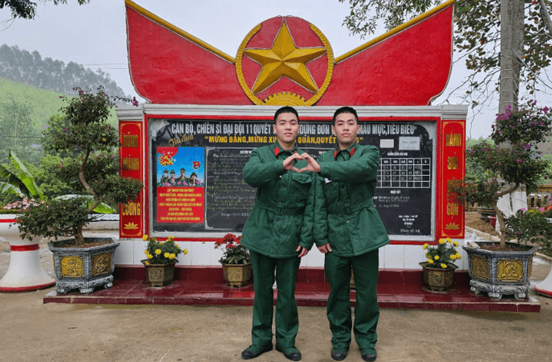 Anh em sinh đôi cùng nhập ngũ