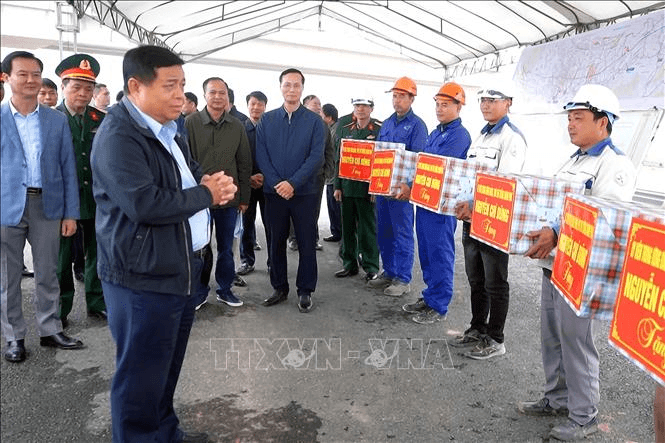 Phó thủ tướng Nguyễn Chí Dũng kiểm tra các dự án cao tốc Bắc - Nam qua tỉnh Hà Tĩnh
