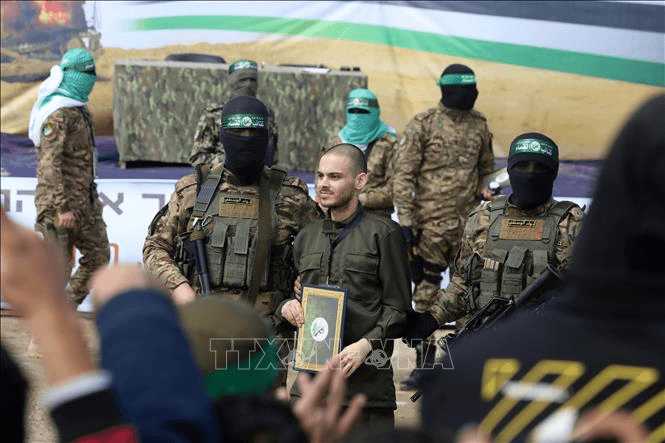 Israel cắt nguồn cung điện cho Gaza, yêu cầu thả con tin