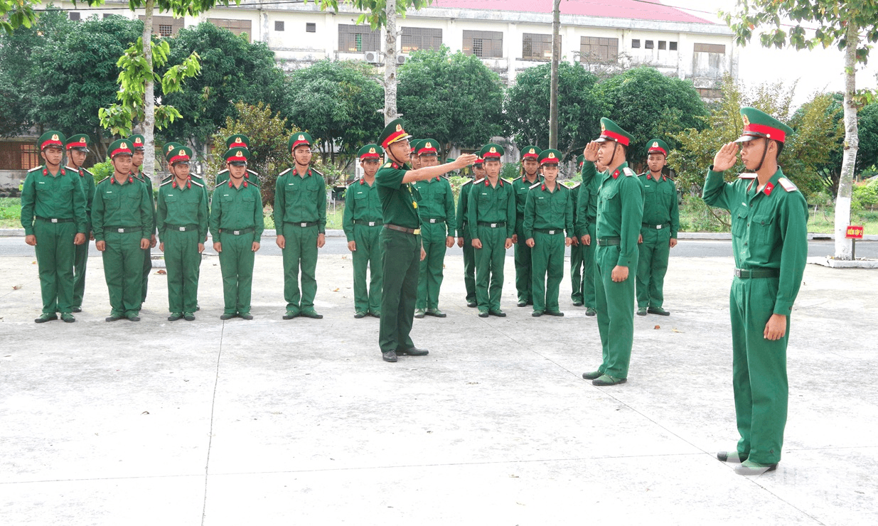 Chiến sĩ mới Hậu Giang trải nghiệm thao trường