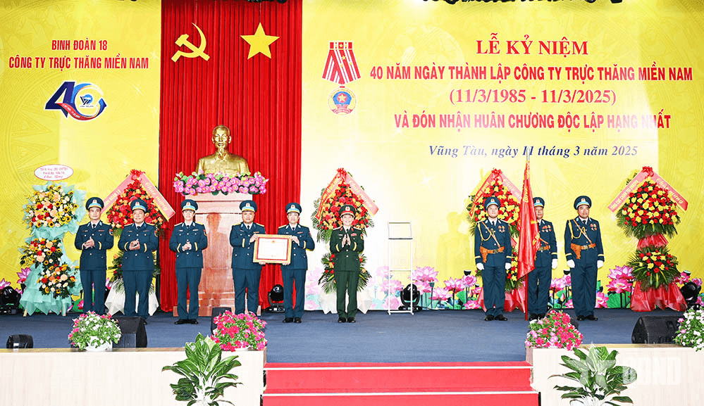Công ty Trực thăng miền Nam đón nhận Huân chương Độc lập hạng Nhất