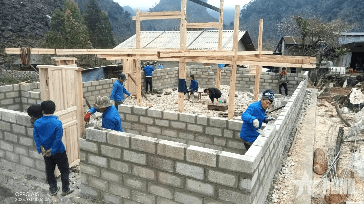 Màu áo xanh trên cao nguyên đá Hà Giang