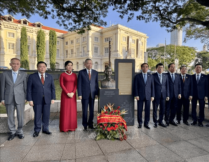 Tổng Bí thư Tô Lâm dâng hoa tưởng niệm Chủ tịch Hồ Chí Minh ở Bảo tàng Văn minh châu Á, Singapore