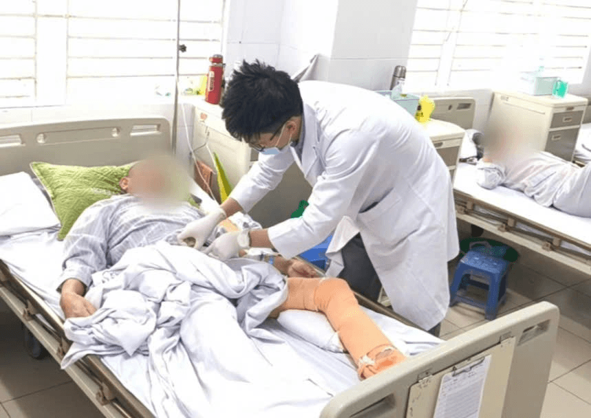Phẫu thuật vi phẫu tạo hình gân gót chân Achilles cứu sống bệnh nhân viêm mô bào nặng