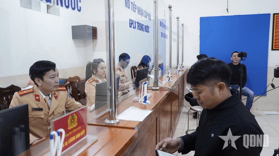 Rút kinh nghiệm từ việc người dân đổ xô đi đổi giấy phép lái xe