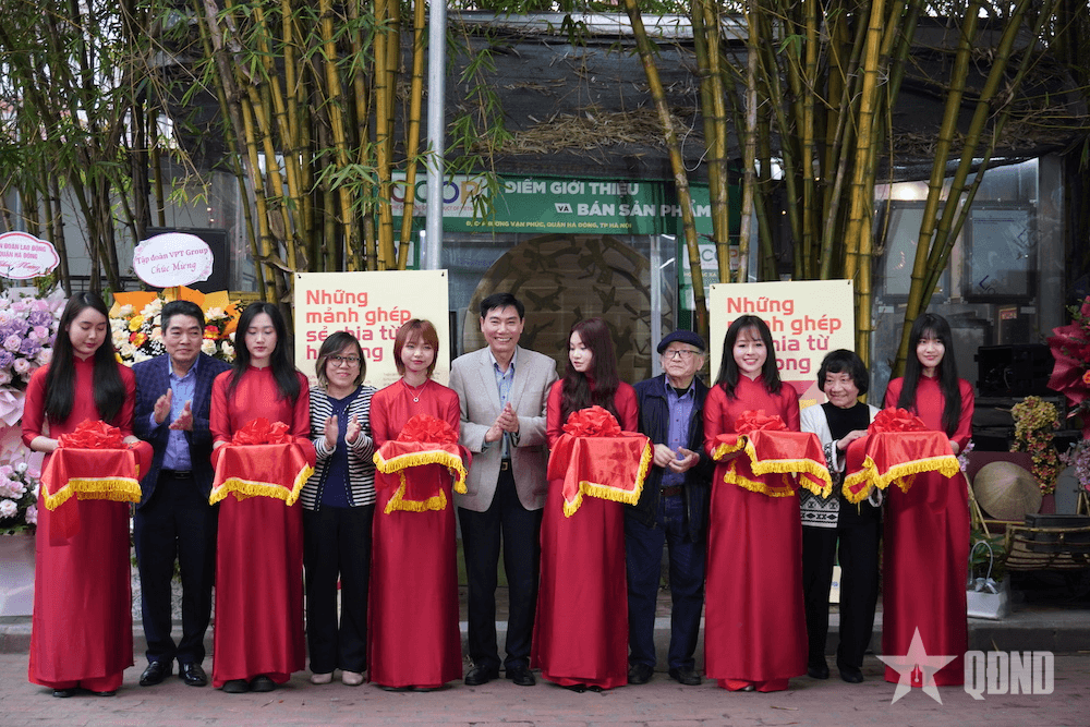 Khai mạc chương trình trưng bày “Những mảnh ghép sẻ chia từ hy vọng”