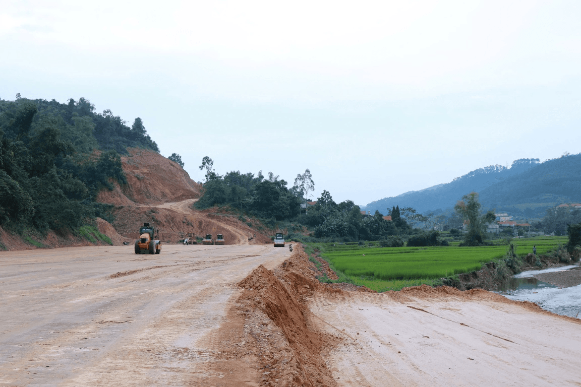 Gấp rút hoàn thành giải phóng mặt bằng, điều chỉnh chủ trương đầu tư cao tốc Hữu Nghị - Chi Lăng