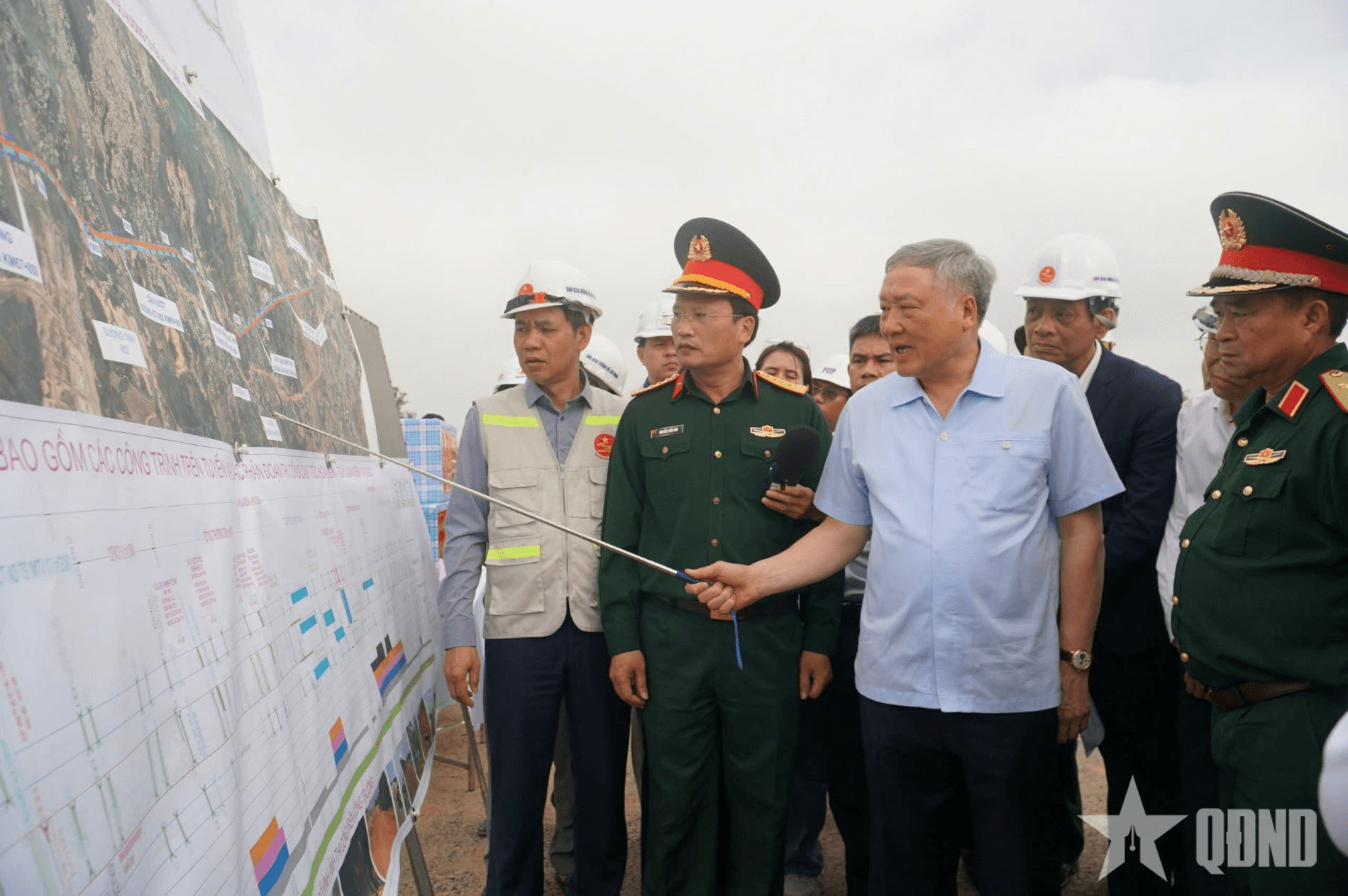 Phó thủ tướng Thường trực Nguyễn Hòa Bình kiểm tra cao tốc Hòa Liên - Túy Loan