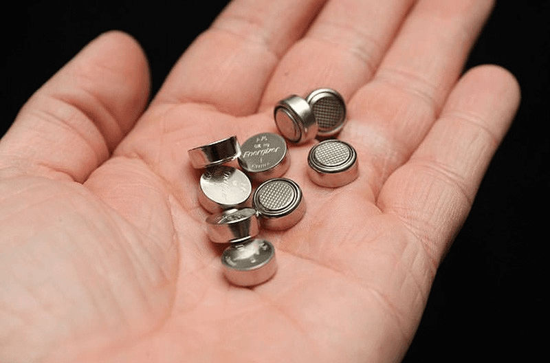 Bác sĩ của bạn: Nguy hiểm khi nuốt phải pin cúc áo