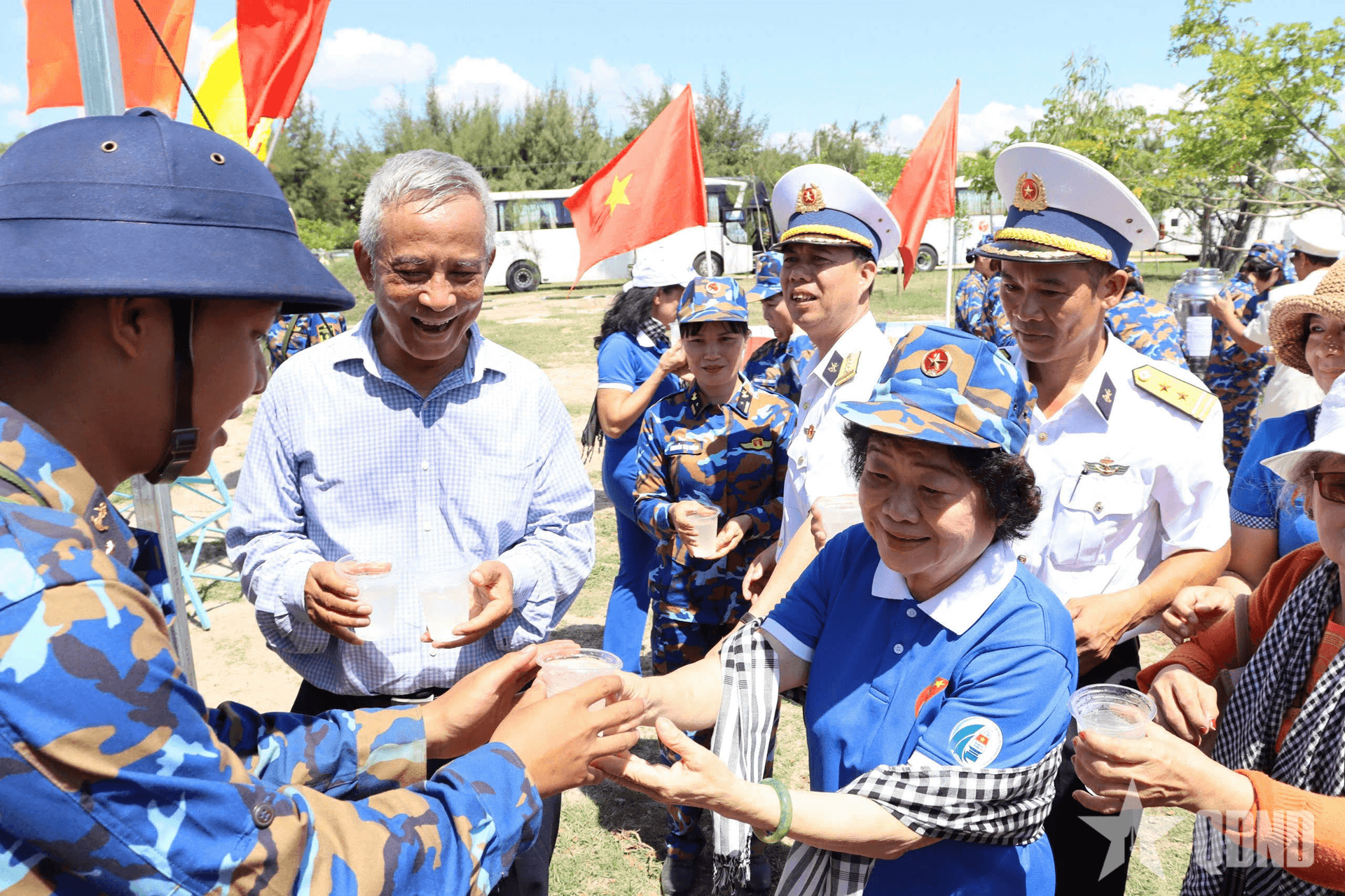 Nguyên Phó chủ tịch nước Trương Mỹ Hoa thăm, động viên chiến sĩ mới Lữ đoàn 101 (Vùng 4 Hải quân)