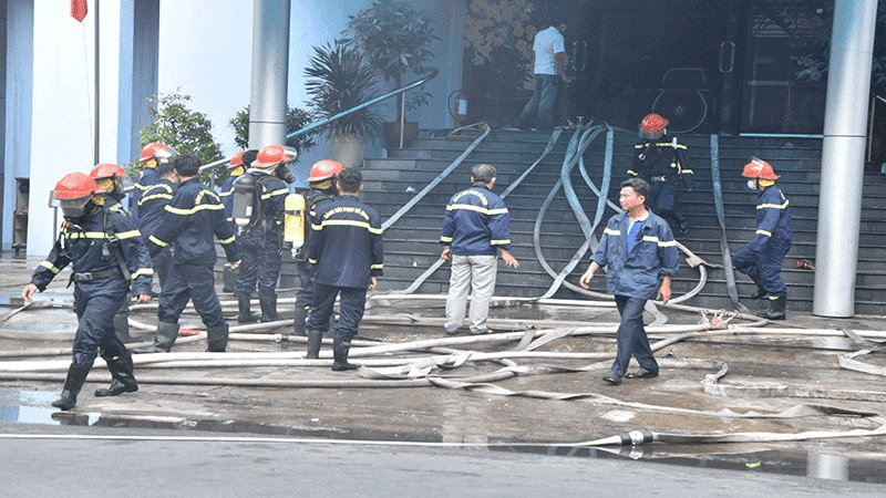 Đang tiếp cận hiện trường vụ cháy trụ sở Viễn thông Tiền Giang