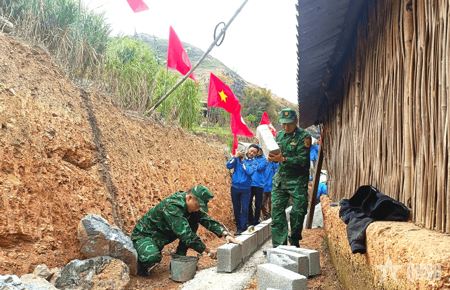 Xây những ngôi nhà hạnh phúc trao tặng người nghèo