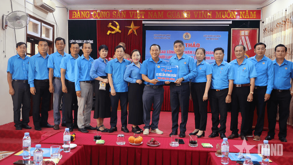 Trao nhà "Mái ấm công đoàn" tặng đoàn viên tại Điện Biên