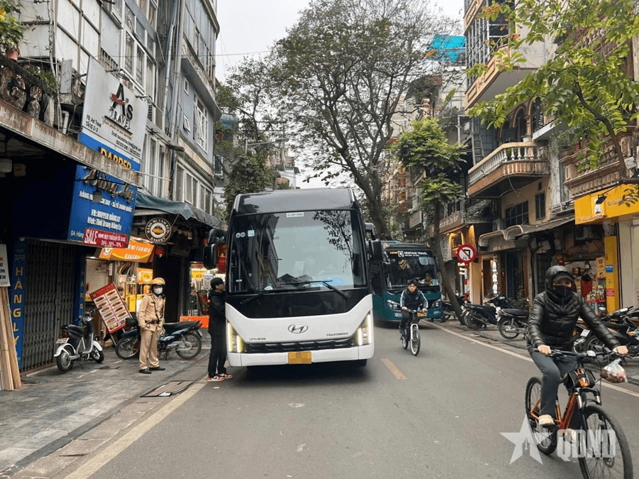 Tăng cường xử lý xe vi phạm trên phố cổ