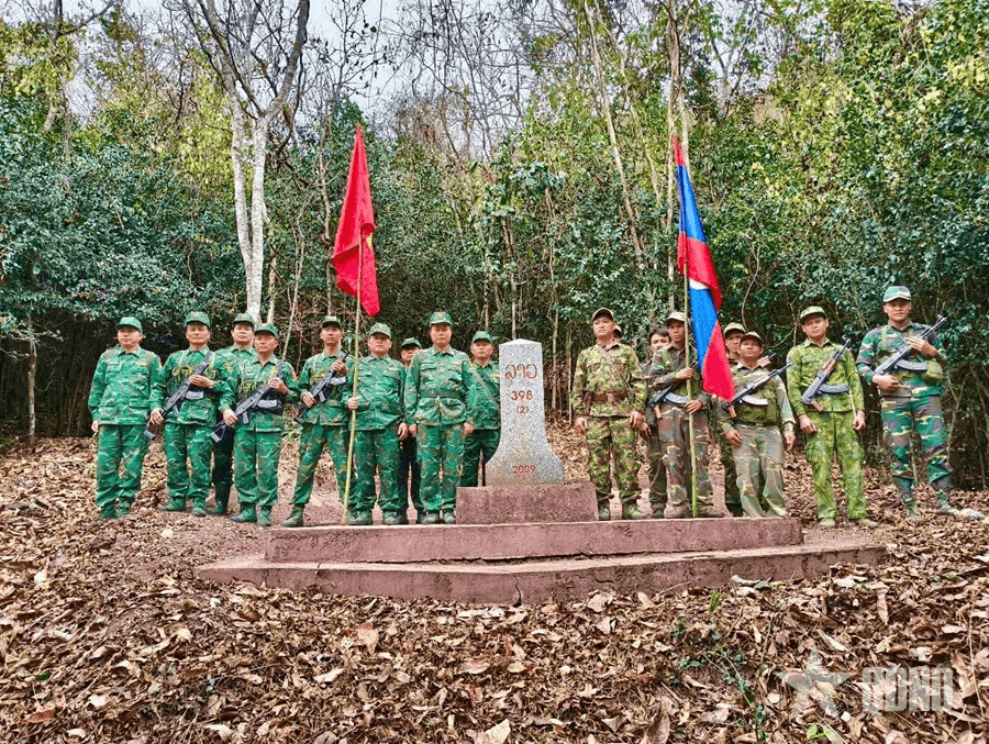Bộ đội Biên phòng Nghệ An và Xiêng Khoảng tuần tra bảo vệ biên giới
