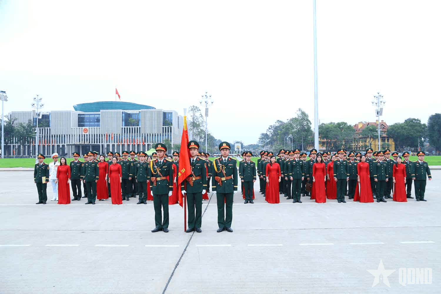 Đoàn đại biểu dự Đại hội Đảng bộ Trung tâm 186 báo công dâng Bác