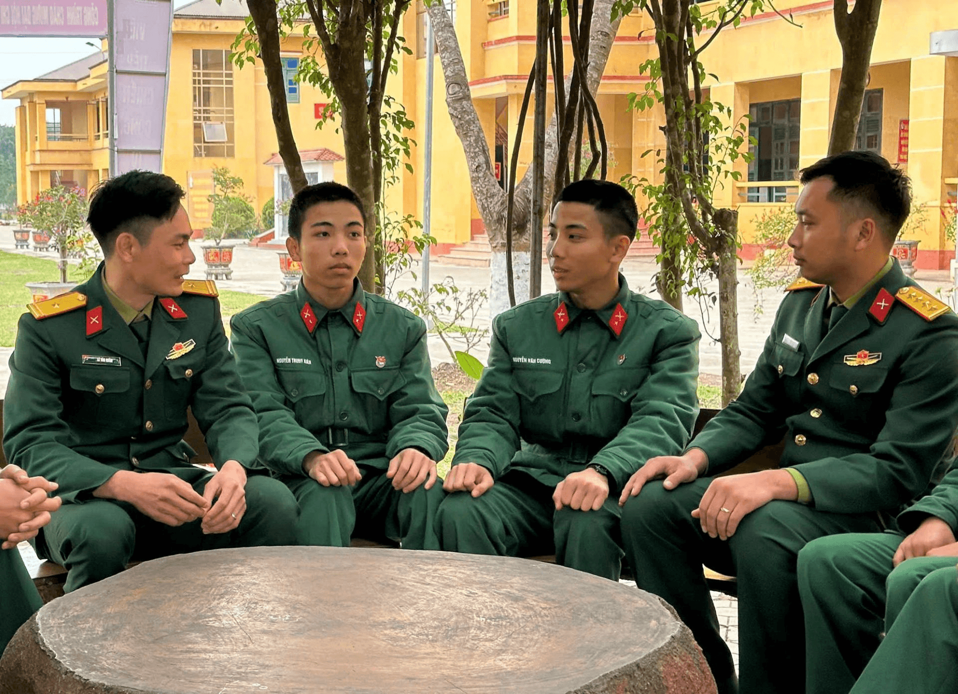Khát vọng cống hiến của anh em song sinh