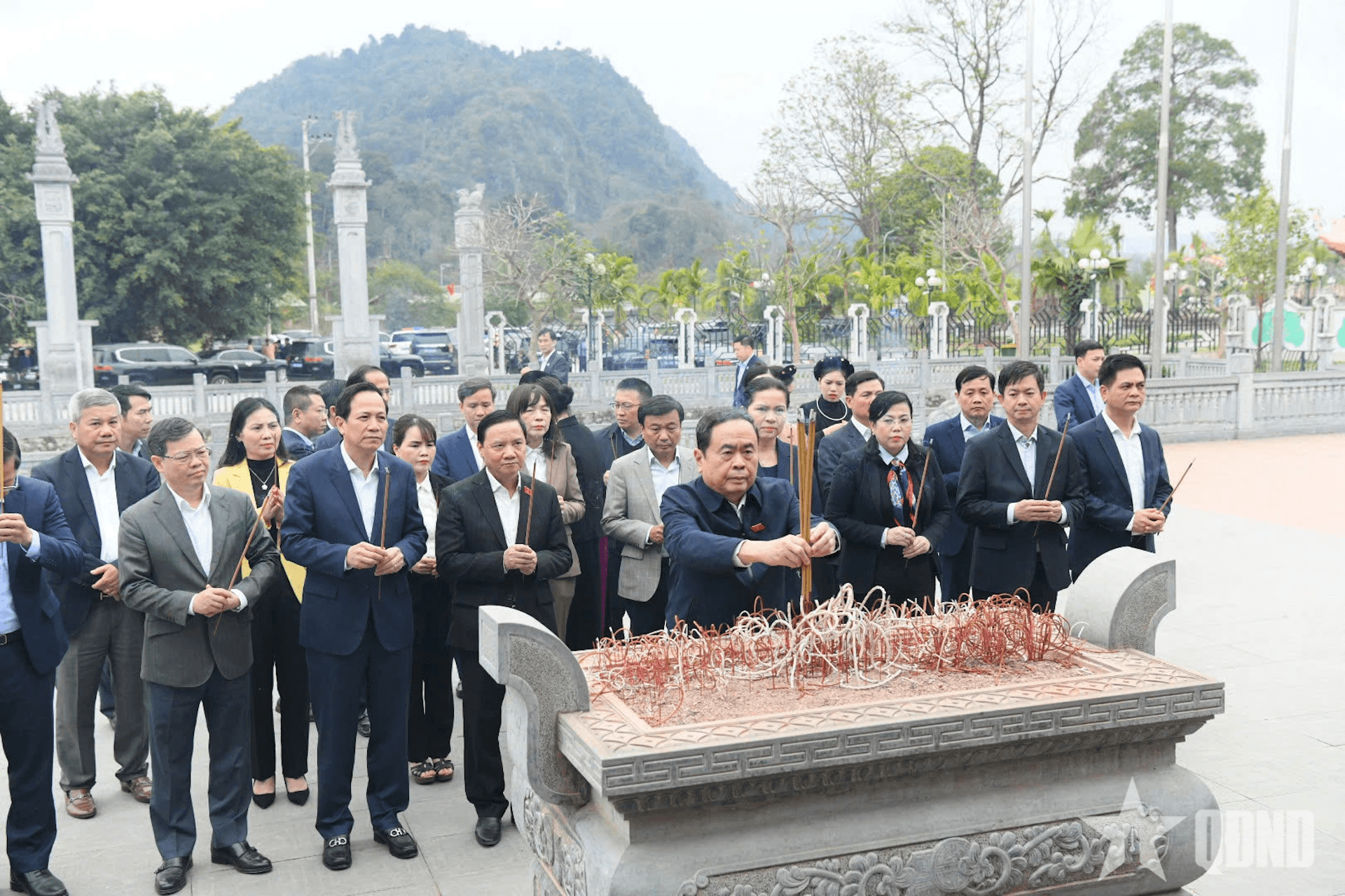 Chủ tịch Quốc hội Trần Thanh Mẫn dâng hương tưởng nhớ Chủ tịch Hồ Chí Minh và các tiền bối cách mạng