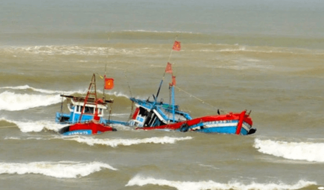 Hà Tĩnh: Cứu sống 6 thuyền viên gặp nạn trên biển