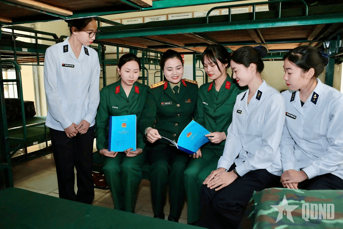 Ban Phụ nữ Quân đội thăm, động viên nữ chiến sĩ mới tại Bộ tư lệnh Thủ đô Hà Nội