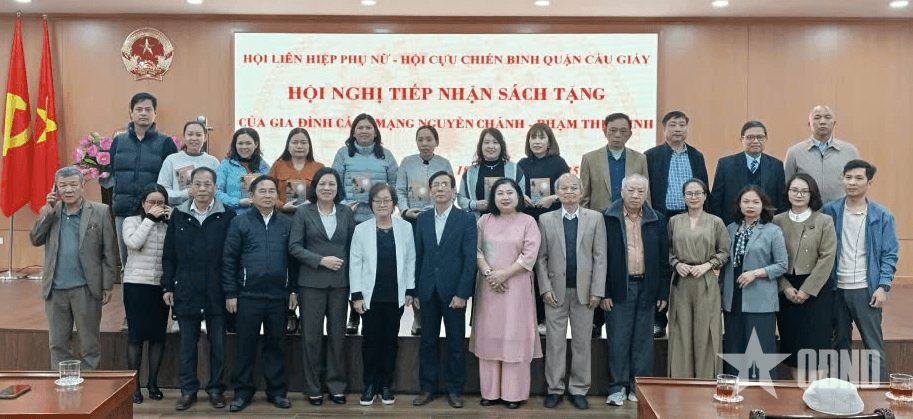 Gia đình lão thành cách mạng Nguyễn Chánh và Phạm Thị Trinh tặng sách