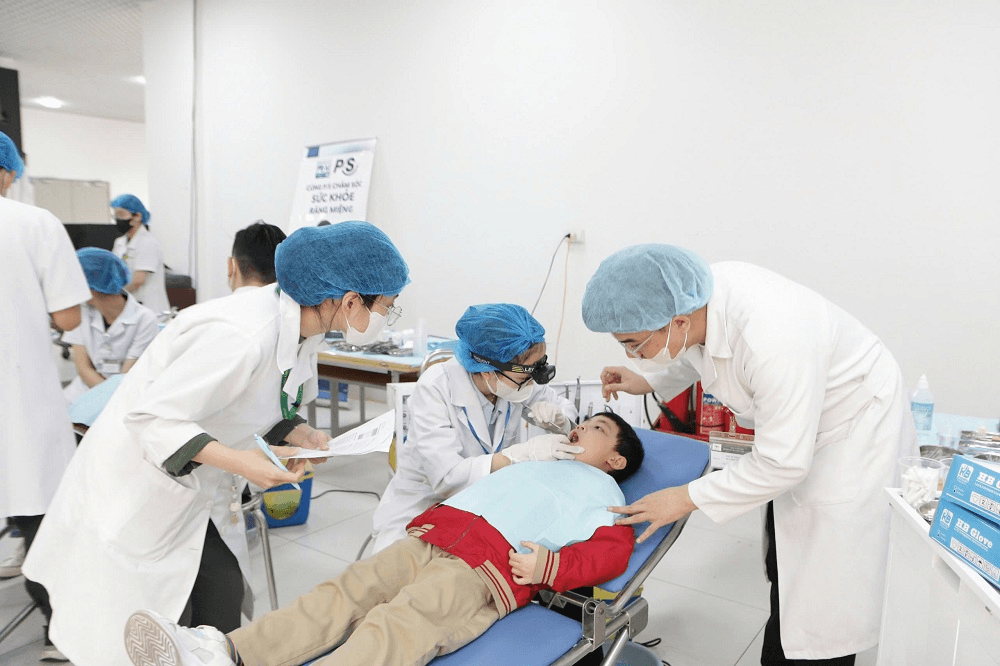 Chăm sóc răng miệng miễn phí cho gần 900 học sinh tiểu học