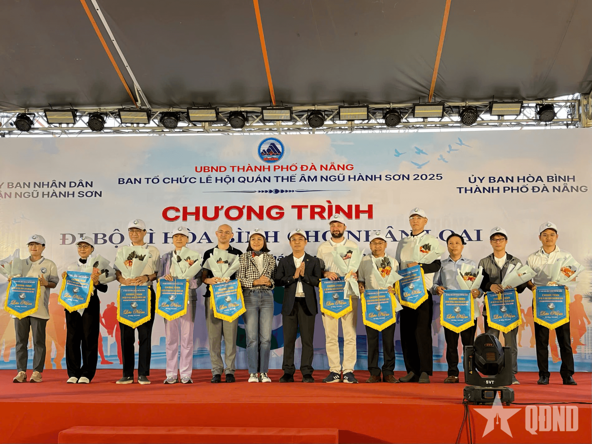 Hơn 300 người tham gia “Đi bộ vì hòa bình cho nhân loại” tại Đà Nẵng