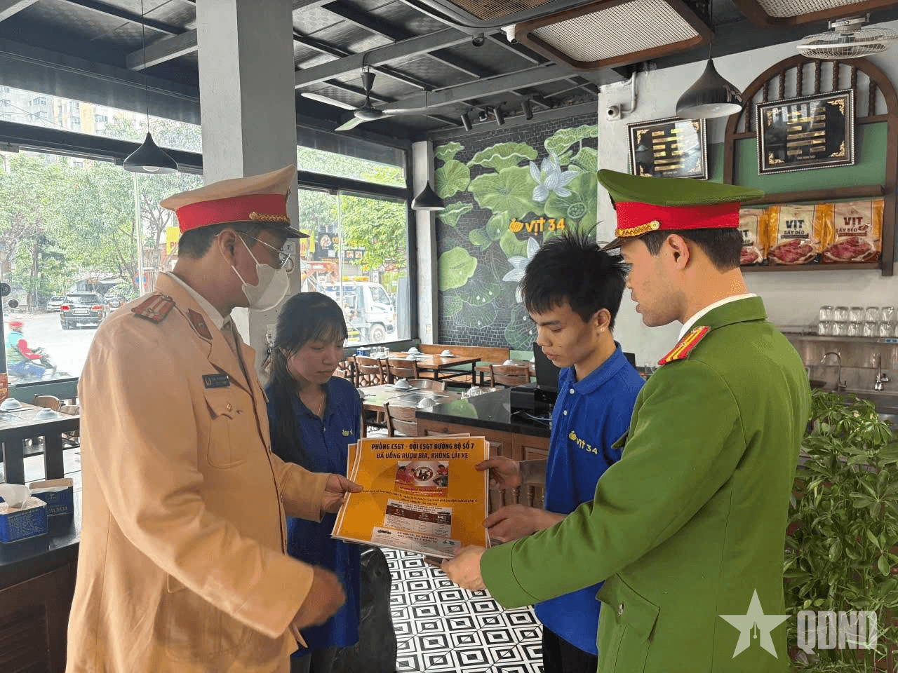 Cảnh sát giao thông Hà Nội tuyên truyền, vận động người dân “Đã uống rượu bia không lái xe”