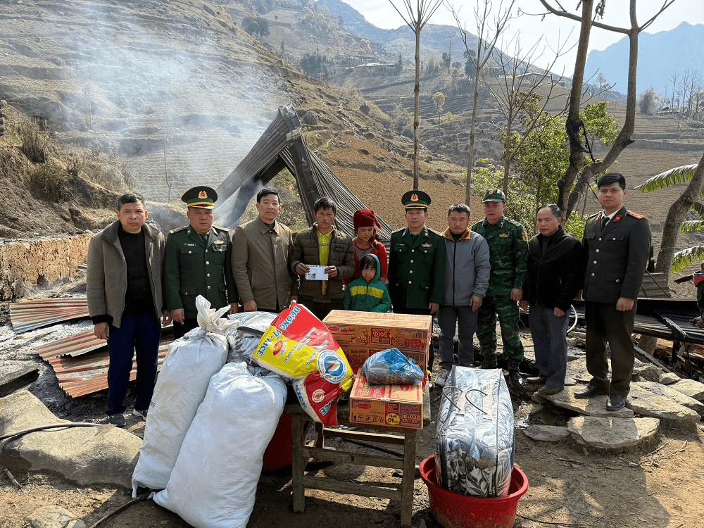Đồn Biên phòng Sơn Vĩ hỗ trợ người dân bị hỏa hoạn