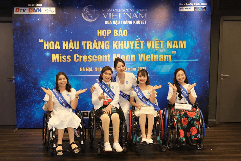 Hoa hậu trăng khuyết