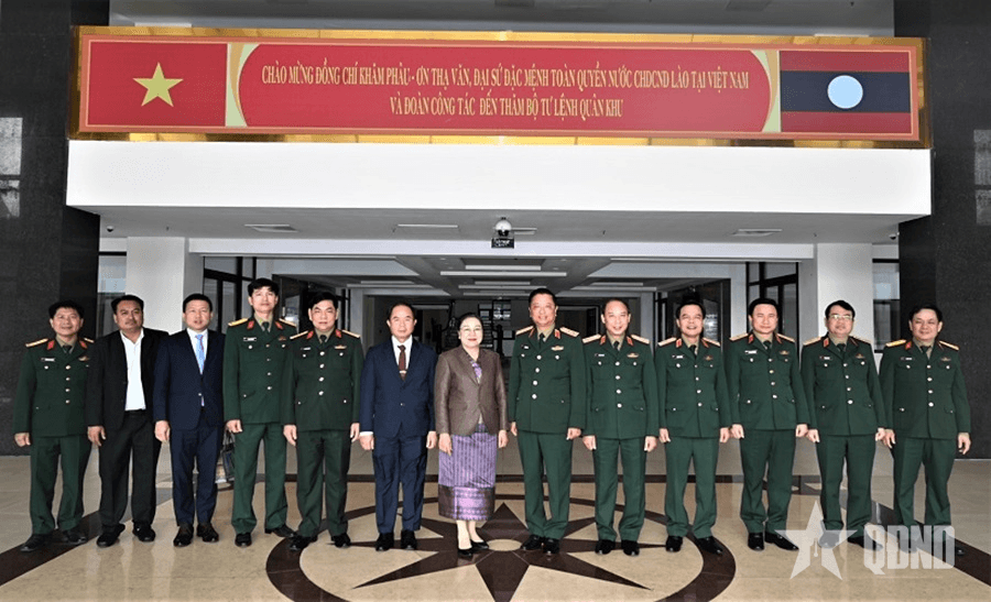 Đoàn công tác Lào thăm Bộ tư lệnh Quân khu 4