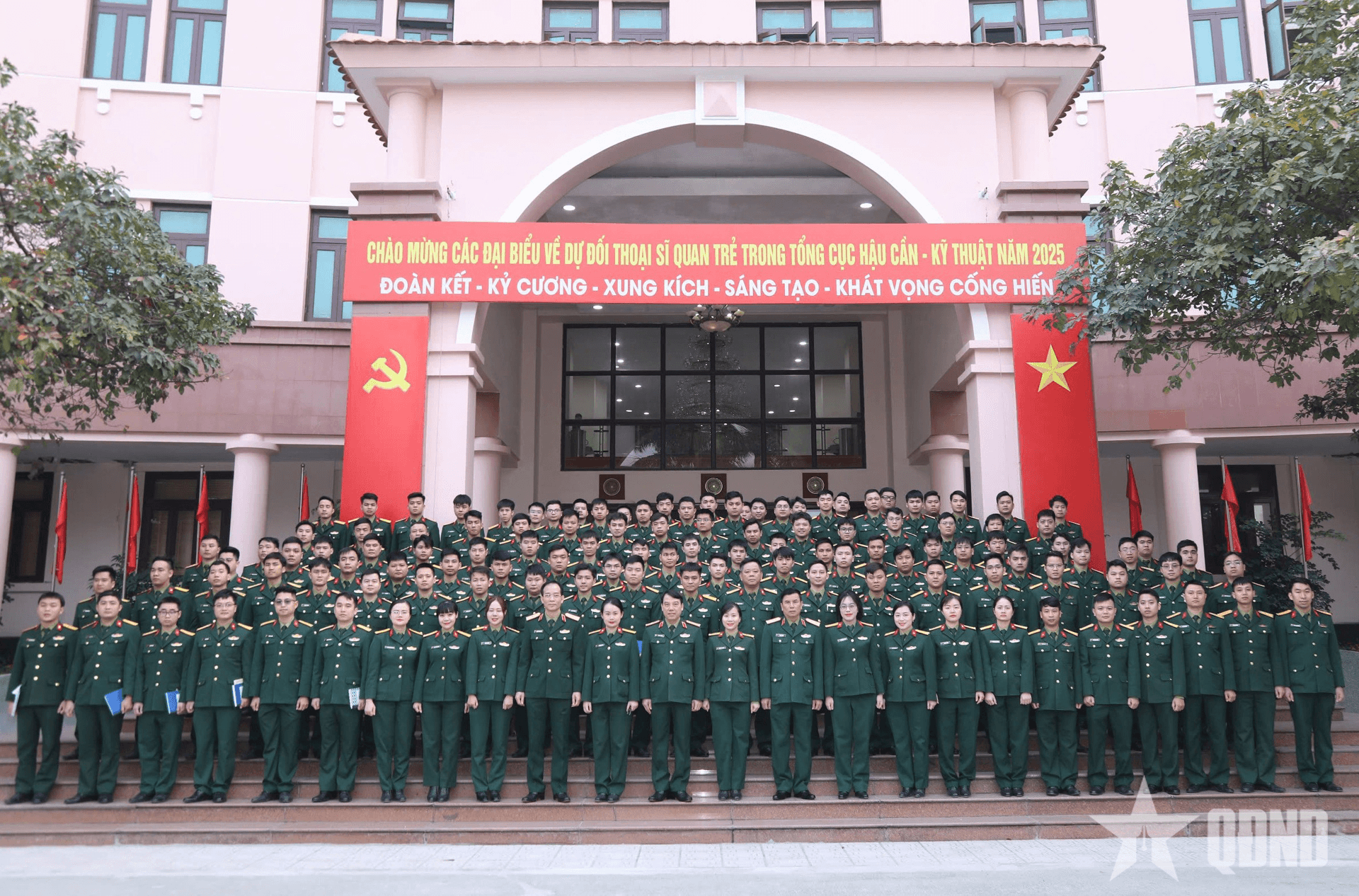 Thủ trưởng Tổng cục Hậu cần - Kỹ thuật đối thoại với sĩ quan trẻ