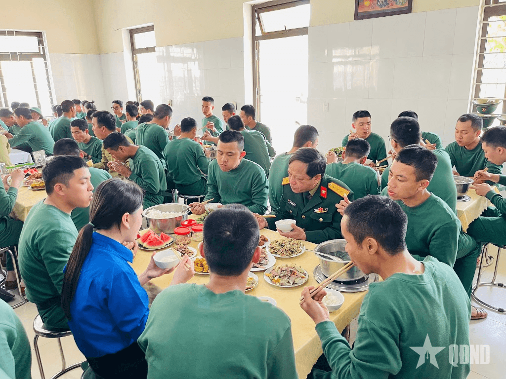 Bữa cơm quần chúng ở Lữ đoàn Thông tin 80