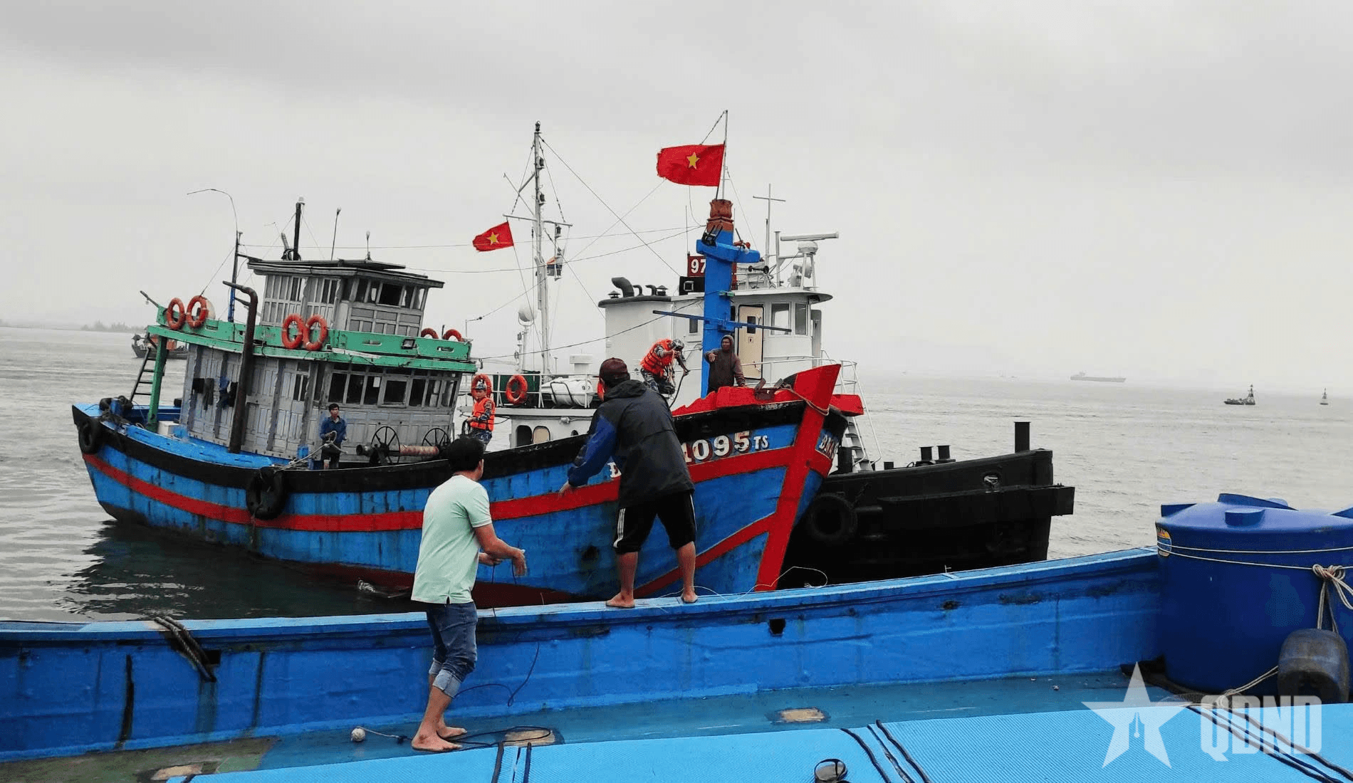 Vùng 3 Hải quân bàn giao tàu cá Đà Nẵng bị nạn trên biển