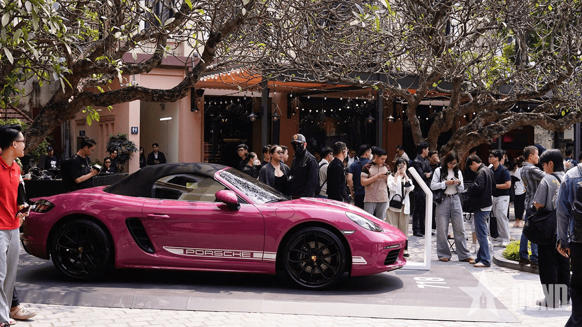Porsche 911 - biểu tượng tốc độ trong không gian nghệ thuật