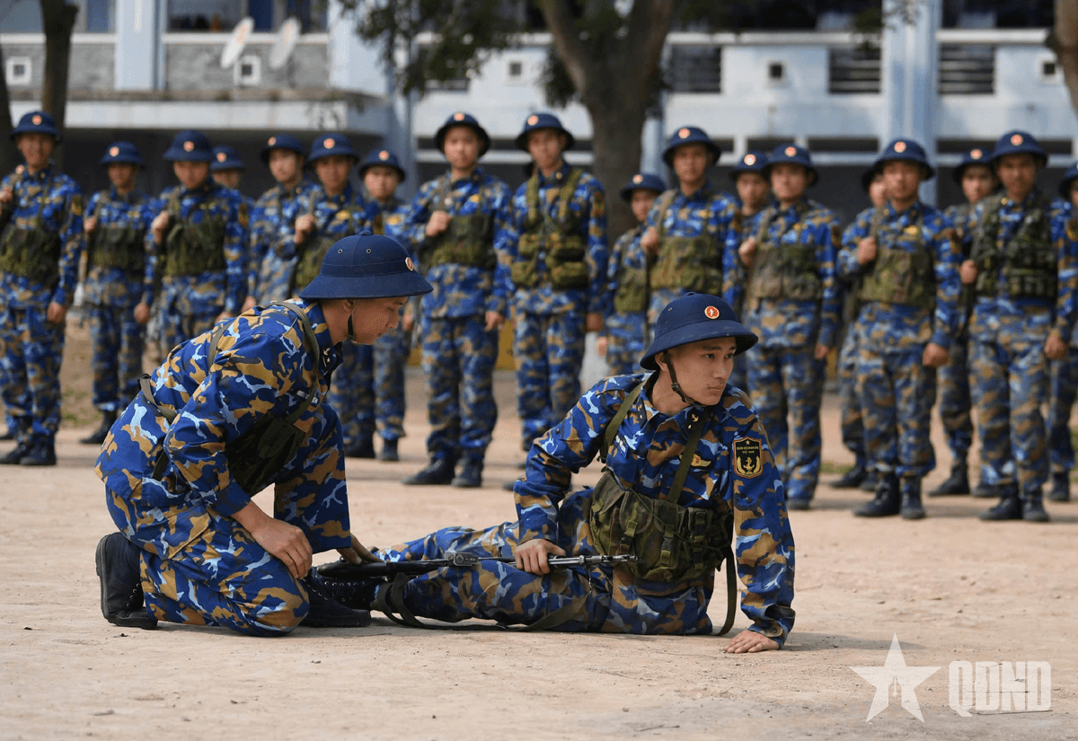 Những chiến sĩ mới bên bờ sóng