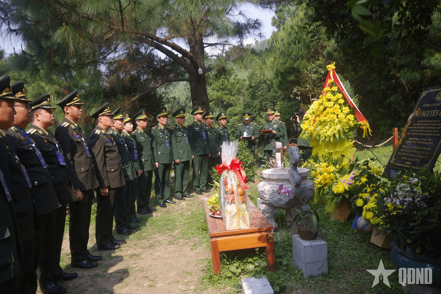 Đoàn đại biểu sĩ quan trẻ Bộ đội Biên phòng Việt Nam - Lào viếng mộ Đại tướng Võ Nguyên Giáp