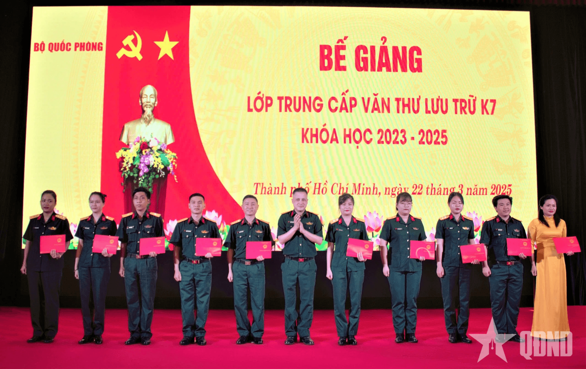 Bế mạc và trao bằng cho các học viên Lớp Trung cấp Văn thư lưu trữ khóa 7
