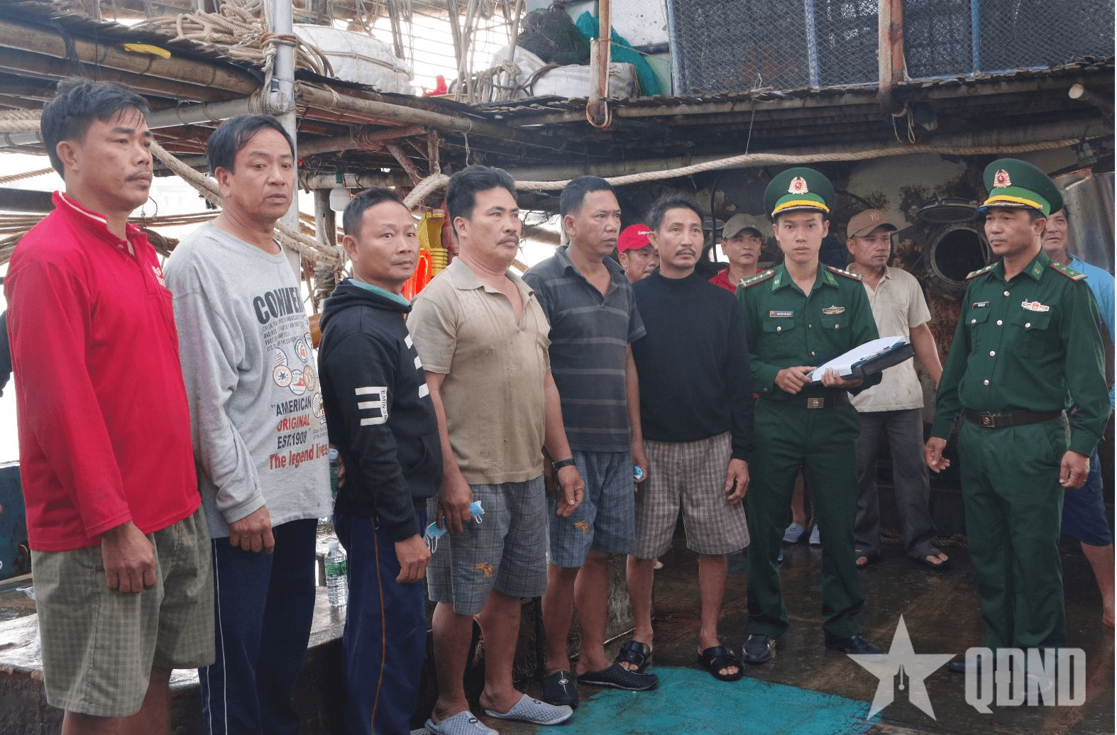 Đưa các ngư dân Quảng Nam gặp nạn trên biển vào cảng cá Đề Gi