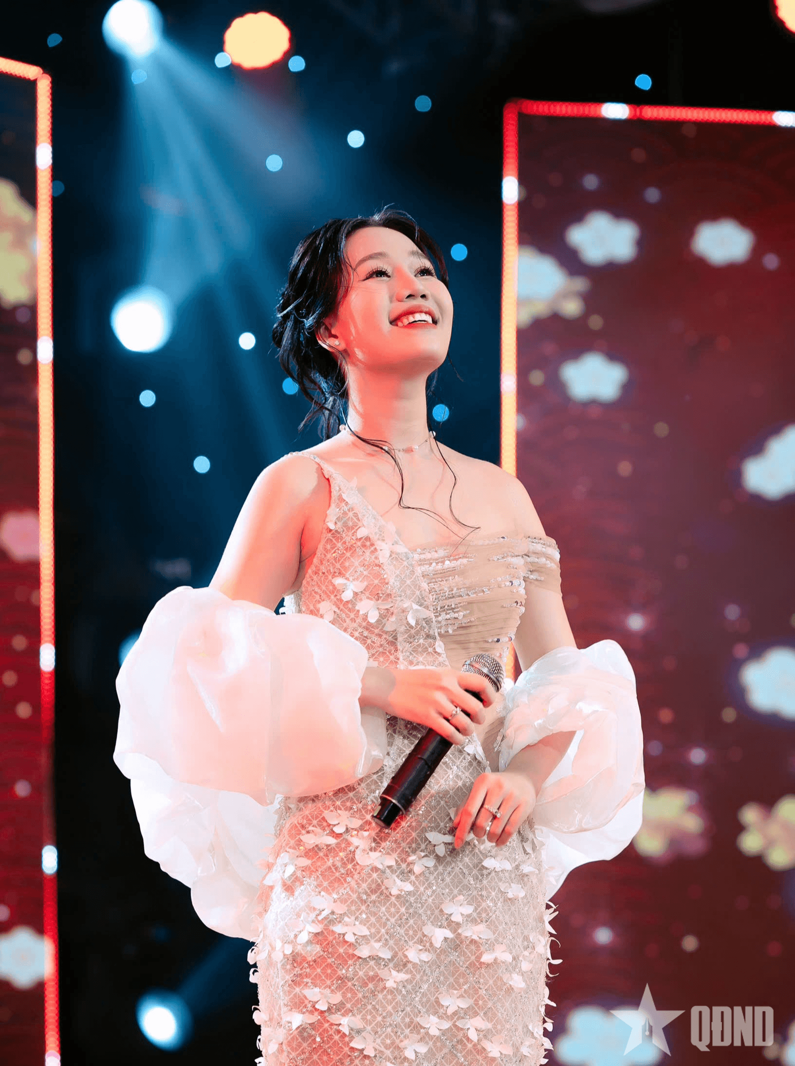 “Bông hồng thép” vươn nơi trăm hoa đua sắc