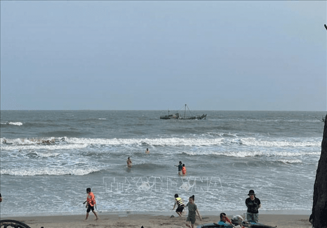 Cứu thành công 7 ngư dân trên tàu cá bị chìm
