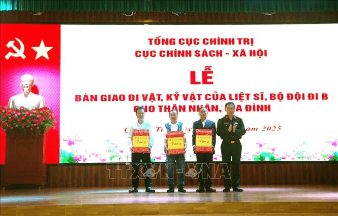 Bộ Quốc phòng bàn giao di vật của ba liệt sĩ cho thân nhân tại Quảng Trị